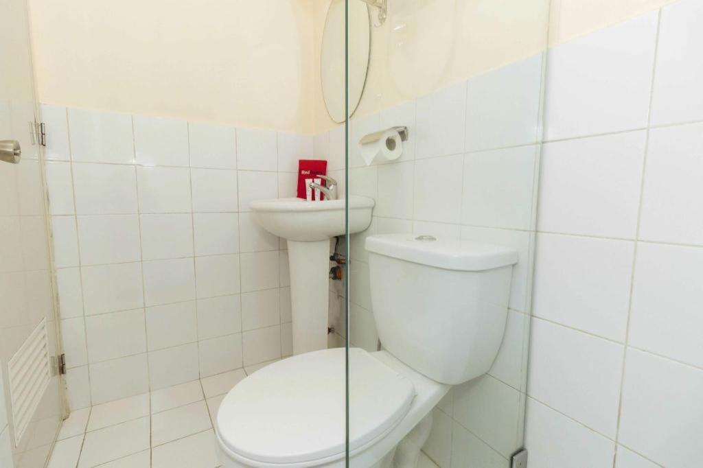 Reddoorz @ Amorsolo Makati Makati City Zewnętrze zdjęcie