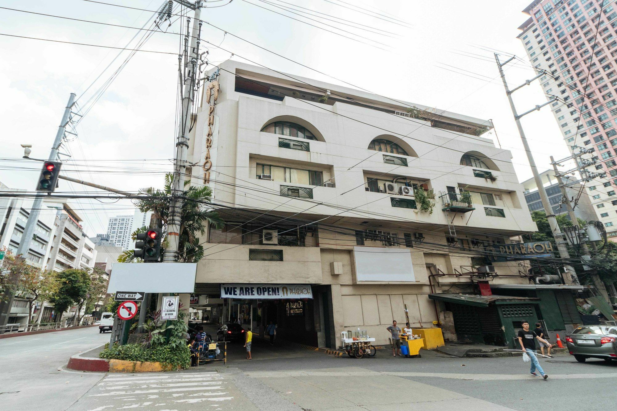 Reddoorz @ Amorsolo Makati Makati City Zewnętrze zdjęcie
