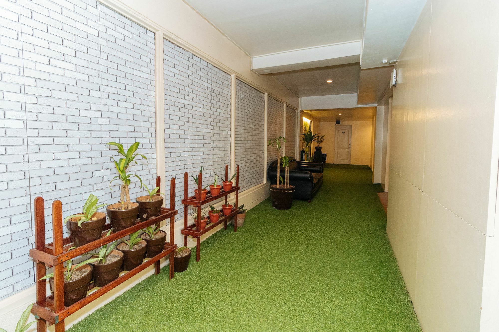 Reddoorz @ Amorsolo Makati Makati City Zewnętrze zdjęcie